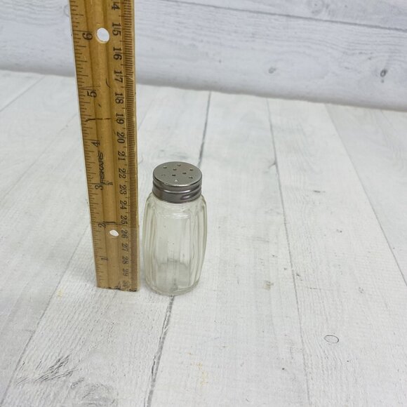 DWK 2010 Animal Hen Rooster & Chick Resin Holder w Salt And Pepper Shaker Set 3 - Picture 8 of 16